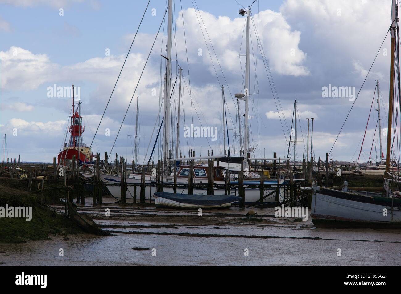 Vista sul porto turistico di Tollesbury delle barche a vela e sul fiume Blackwater , Essex, Gran Bretagna Foto Stock