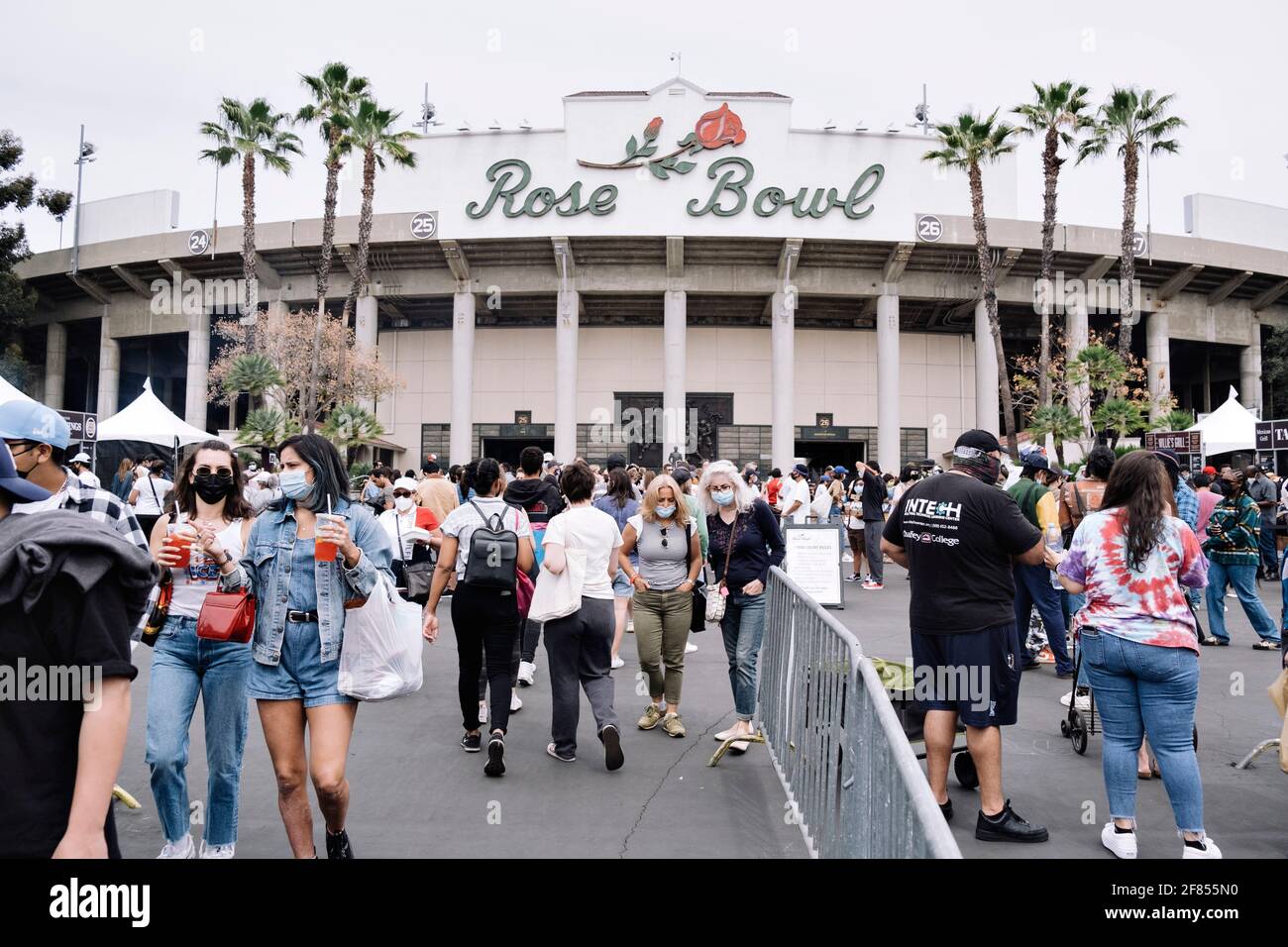 Pasadena, California/USA - 11 aprile 2021: Il Rose Bowl Flea Market riapre l'11 aprile 2021 per la prima volta dopo essere stato chiuso per il pandem Foto Stock