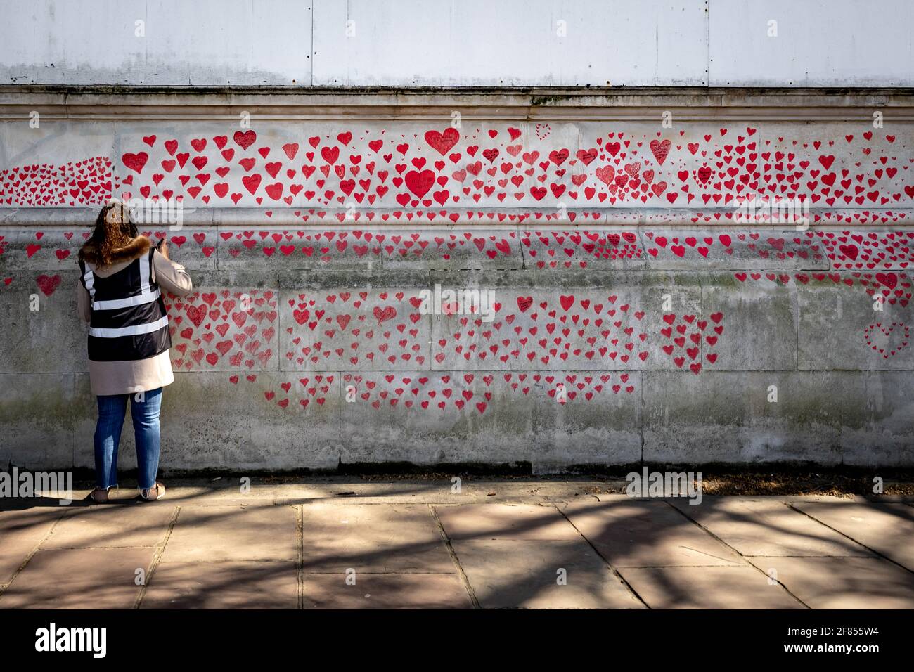 Coronavirus: National Covid Memorial Wall of Hearts, Westminster, Londra, Regno Unito. Foto Stock