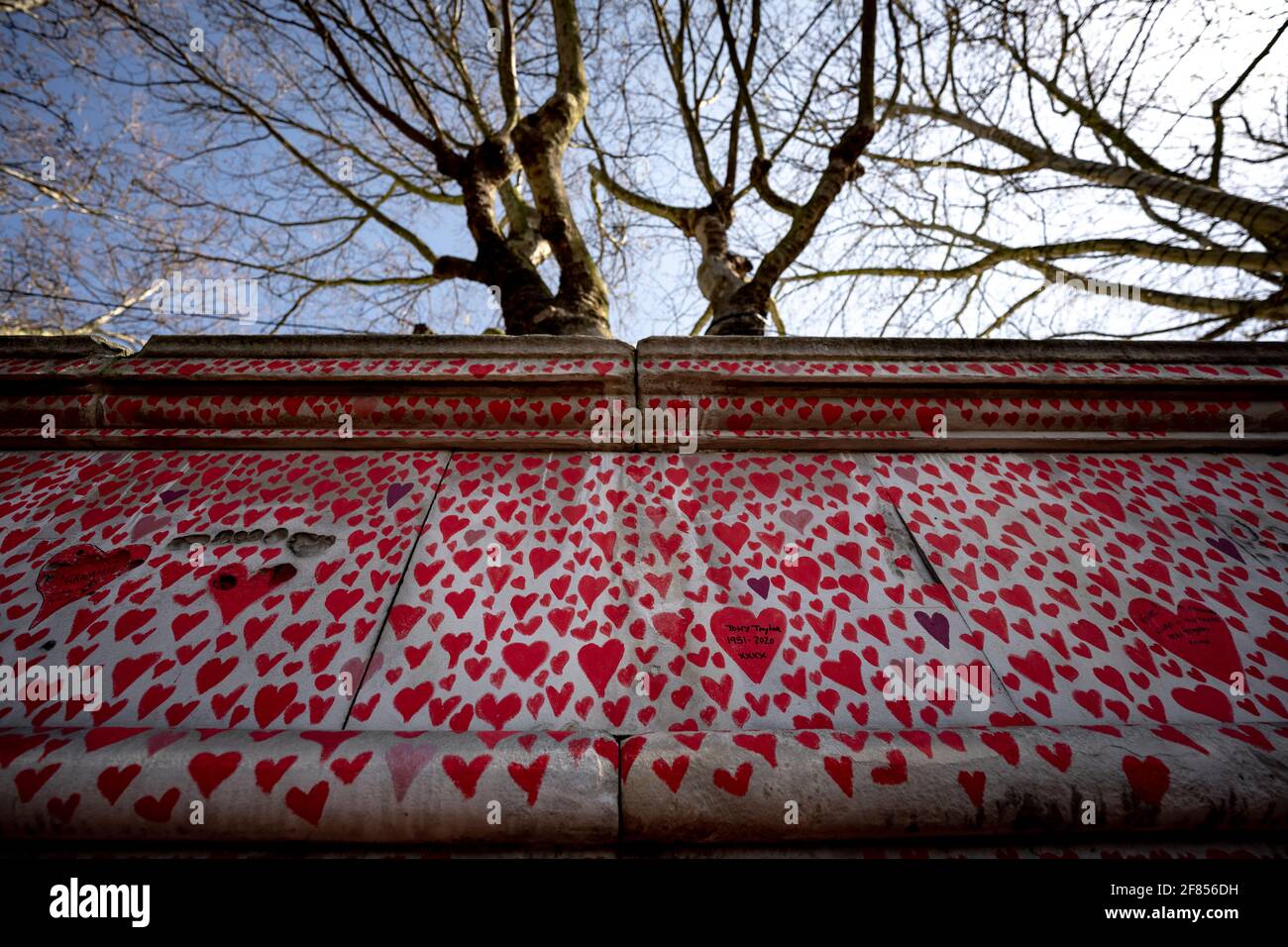 Coronavirus: National Covid Memorial Wall of Hearts, Westminster, Londra, Regno Unito. Foto Stock