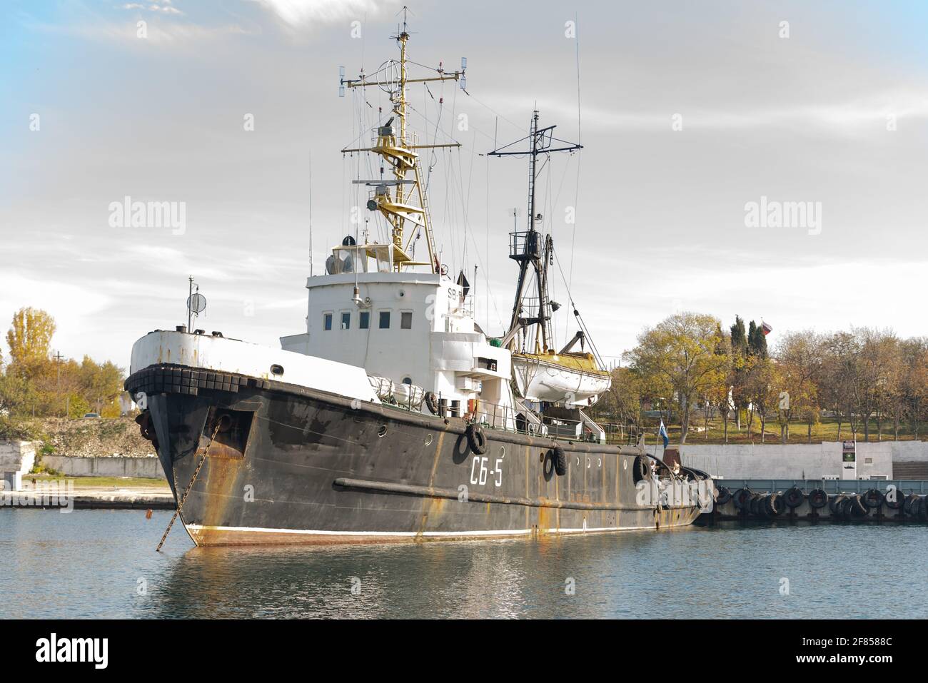 Sevastopol. Crimea. Autunno 2020. Il rimorchiatore di salvataggio SB-5 del progetto 714 è progettato per assistere le navi e i sottomarini di emergenza nelle zone di mare lontane e vicine Foto Stock