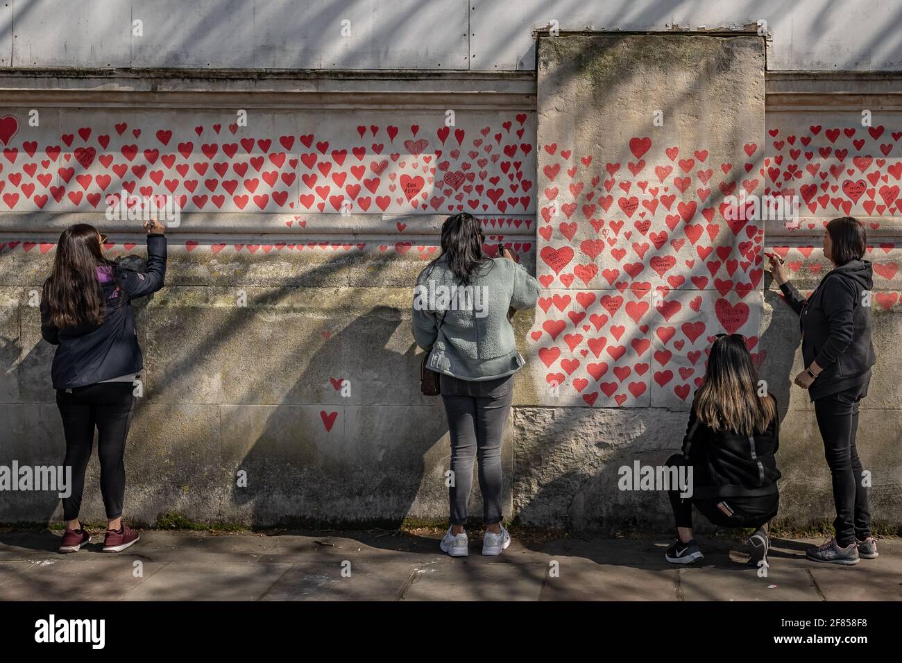Coronavirus: National Covid Memorial Wall of Hearts, Westminster, Londra, Regno Unito. Foto Stock