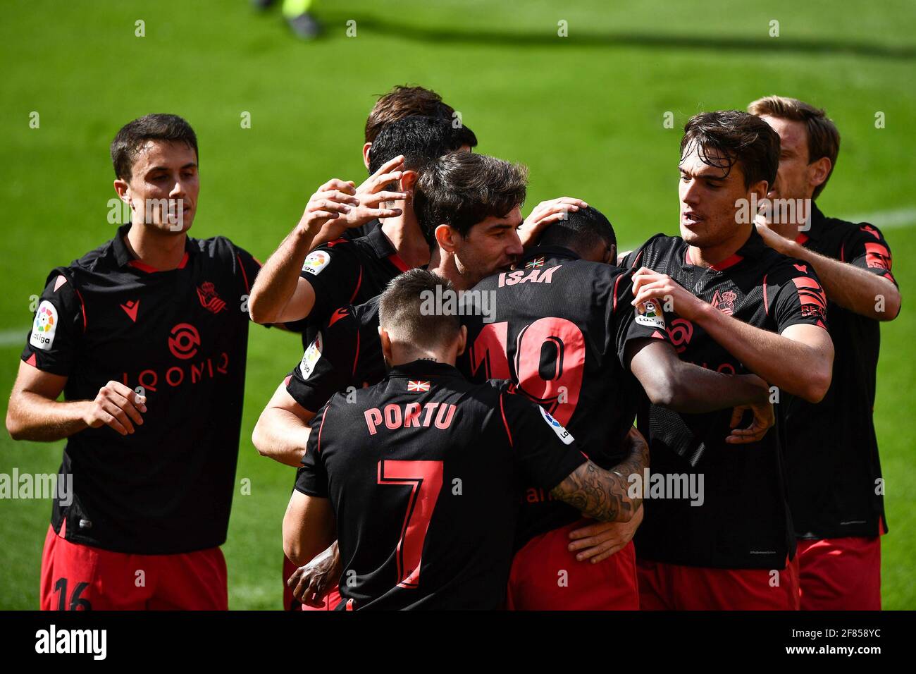 VALENCIA, SPAGNA - APRILE 11: A. Isak di Real Sociedad (19) festeggia il 0-2 con i suoi compagni di squadra durante la partita spagnola la Liga tra Valencia Foto Stock