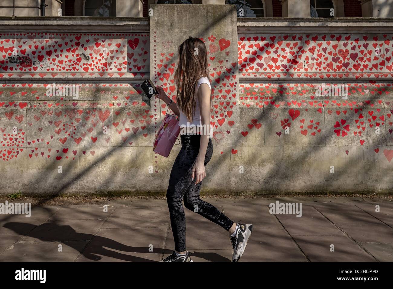 Coronavirus: National Covid Memorial Wall of Hearts, Westminster, Londra, Regno Unito. Foto Stock