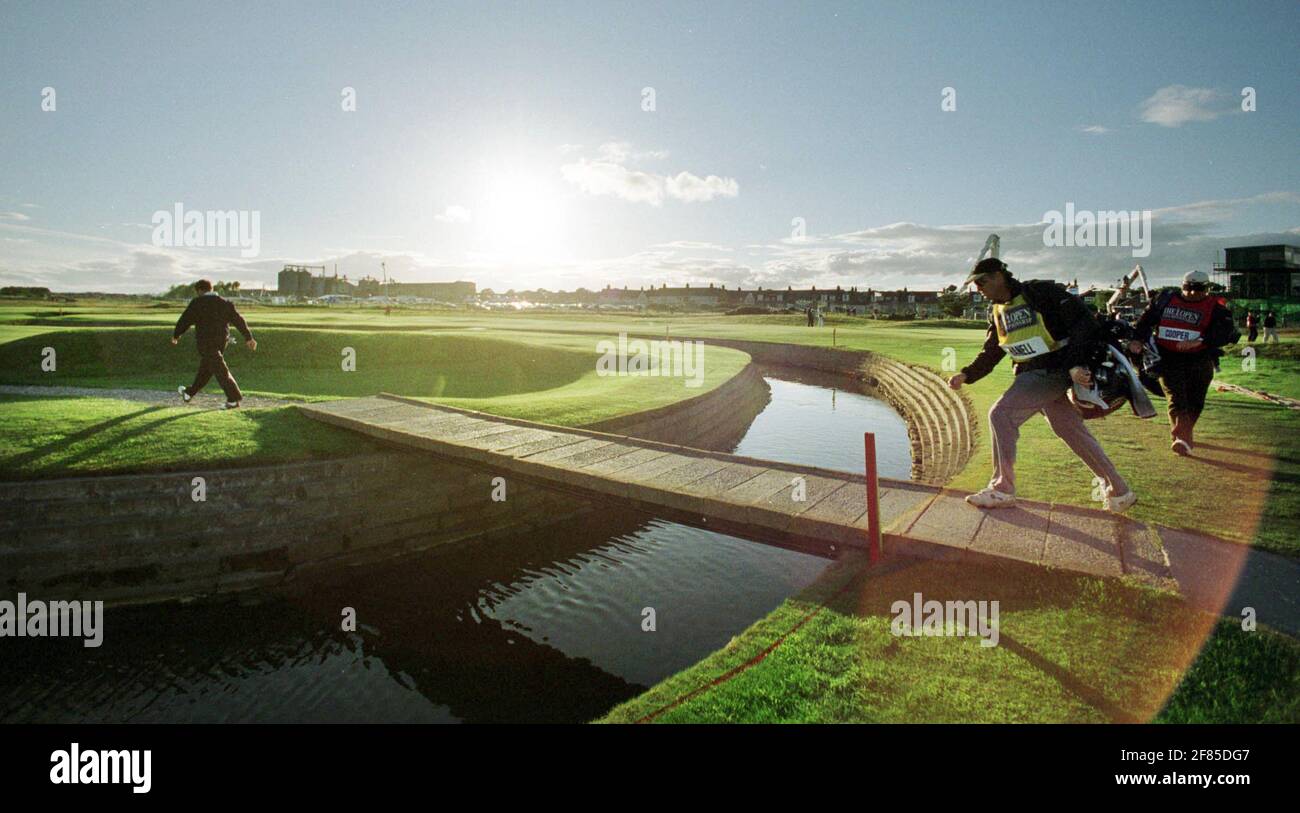 APERTO A CARNOUSTIE. 15/6/99. DEREK COOPER AL 17 SULLA SUA STRADA PER TROVARE LA SUA PALLA IN ACQUA. IMMAGINE DAVID ASHDOWN Foto Stock