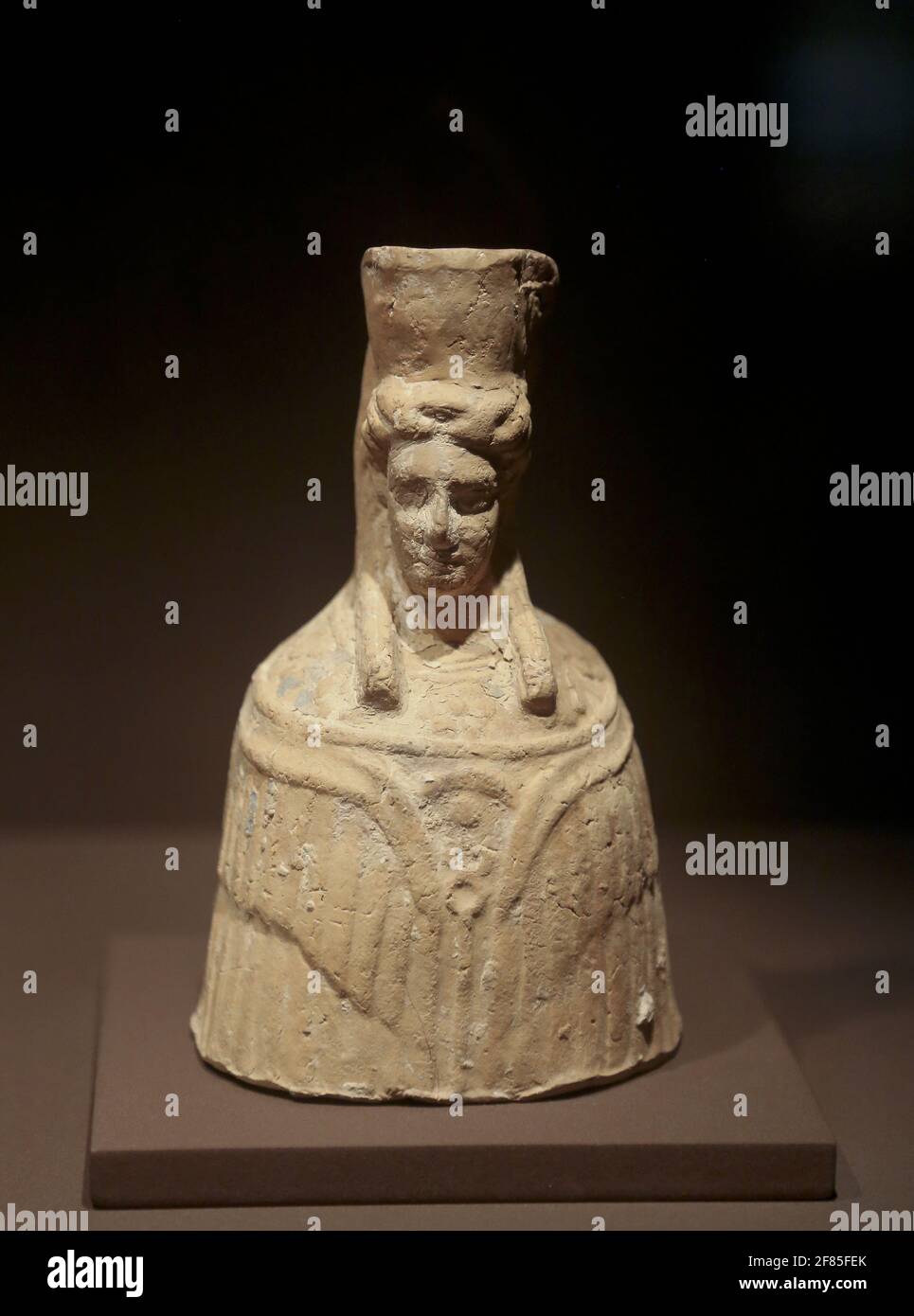 Busto di Tanit (o Demeter). IV - III secolo a.C. Terracotta.es Culleram, Eivissa. Museo Archeologico della Catalogna, Barcellona, Spagna. Foto Stock