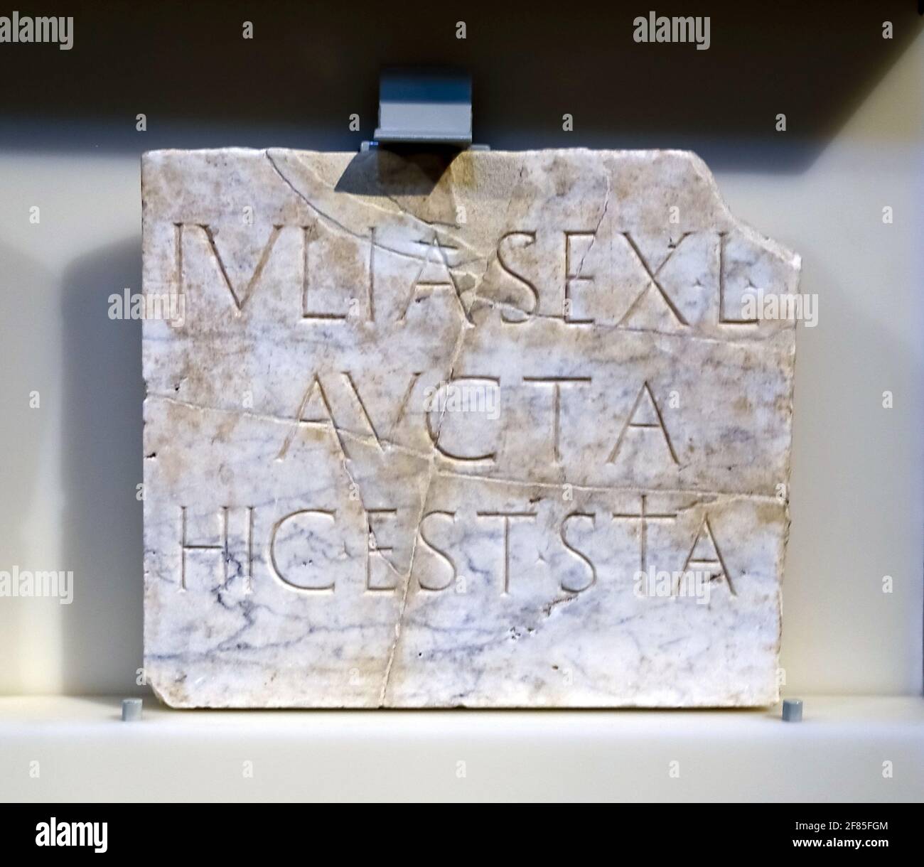 Tombstone con epitaffi. 1° sec. AD. Luni marmo, Emporiae, Alt Emporda, Girona. Museo Archeologico della Catalogna, Girona, Spagna. Foto Stock