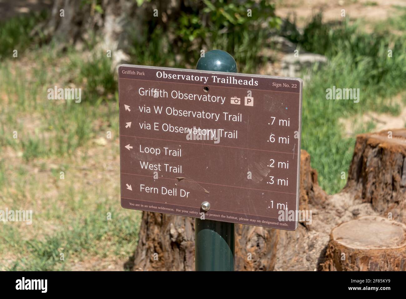 Cartello Trailhead per Griffith Observatory, sentieri ovest ed est con Fern Dell Drive. I sentieri formano un popolare anello escursionistico con vista su Los Angeles. Foto Stock
