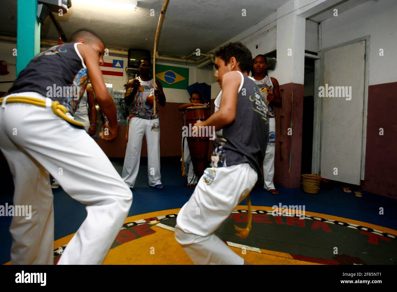 salvador, bahia / brasile - 26 marzo 2015: I caposiristi si vedono praticare l'arte marziale in una palestra nel quartiere di Pernambues nella città di Salv Foto Stock