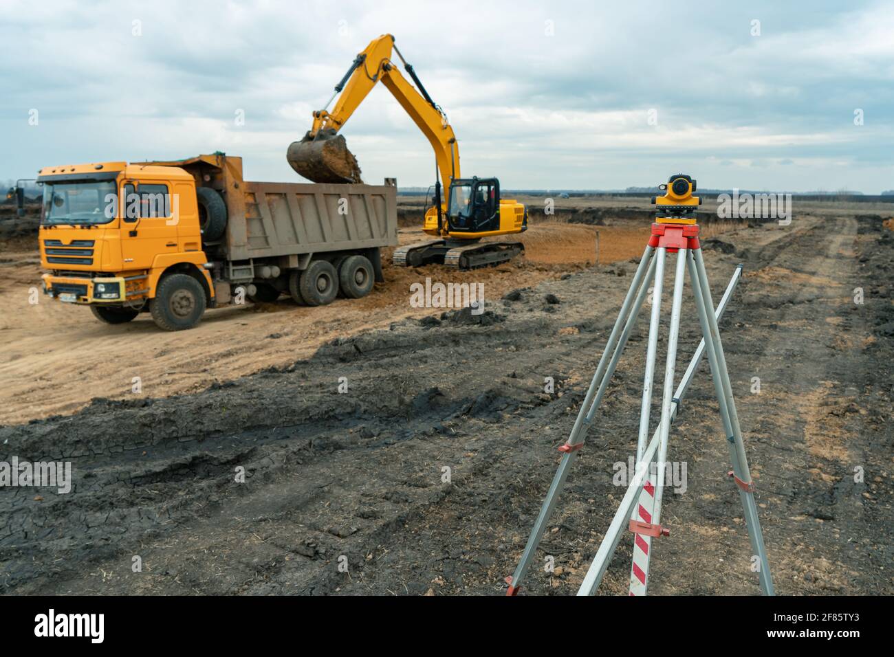 Geometra tacheometer attrezzature o teodolite esterni al sito in costruzione Foto Stock