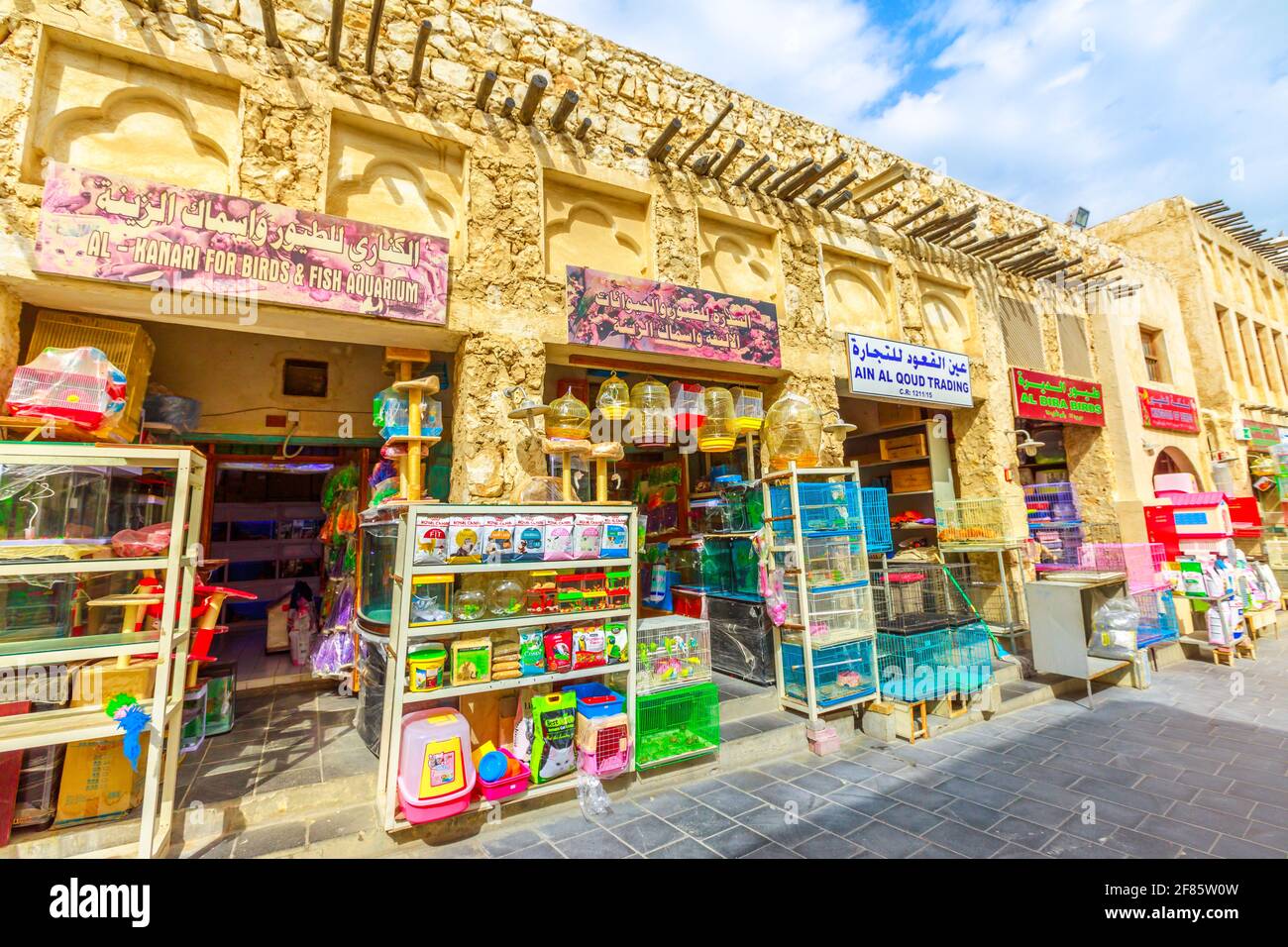 Doha, Qatar - 19 febbraio 2019: negozio di animali e gabbie lungo la strada pedonale all'interno del Souq Bird vicino a Souq Waqif, il vecchio mercato e il turista popolare Foto Stock