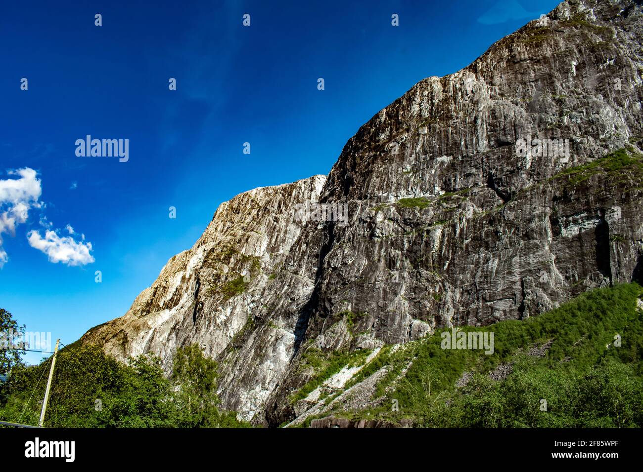 Montagna rocciosa massiccia di Stalheim in Norvegia durante il giorno di sole Foto Stock