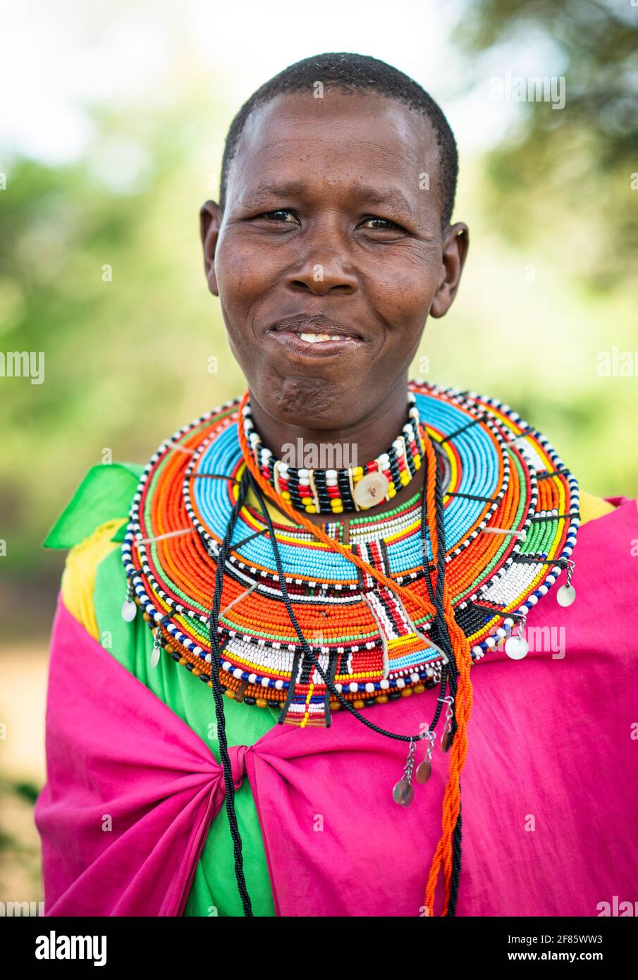 Donna tradizionale africana Maasai con collana con perline e shuka colorata panno Foto Stock