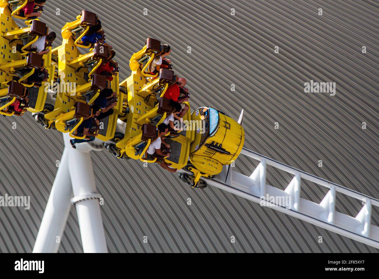 Un roller coaster ride al parco a tema Foto Stock