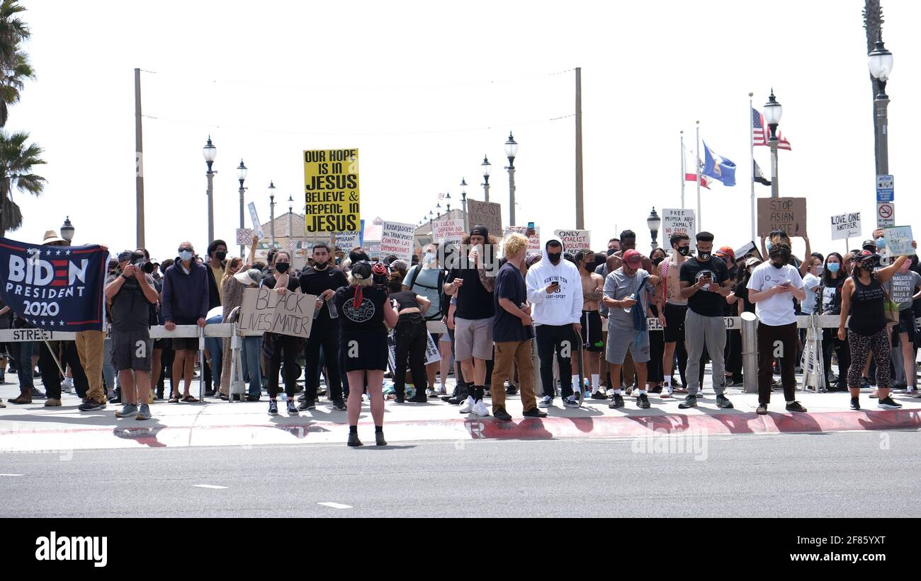 Huntington Beach, California, Stati Uniti. 11 Apr 2021. Una folla protesta contro un raduno di "White Lives Matter" che è stato acclamato per aver luogo nel molo di Huntington Beach la domenica. Credit: Young G. Kim/Alamy Live News Foto Stock