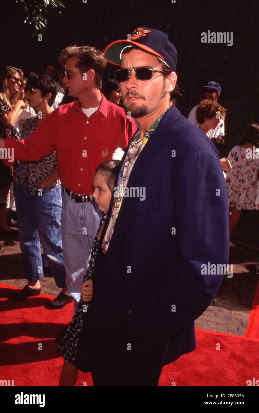 Charlie Sheen e la figlia Cassandra Jade Estevez partecipano alla prima mondiale di "The Mighty Ducks" il 20 settembre 1992 all'Avco Center Theatre di Westwood, California. Credito: Ralph Dominguez/MediaPunch Foto Stock