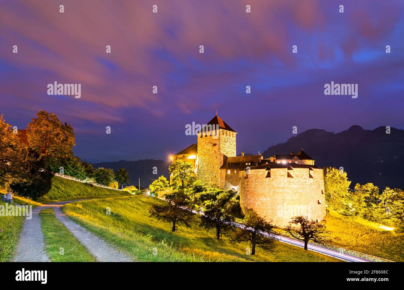 Castello di Vaduz nel Liechtenstein di notte Foto Stock