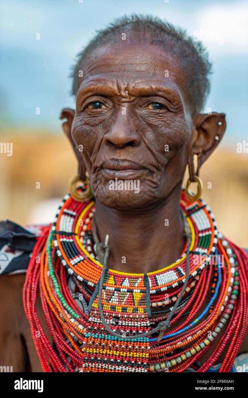 Samburu donna in tradizionale perline lavoro e vestiti Foto Stock