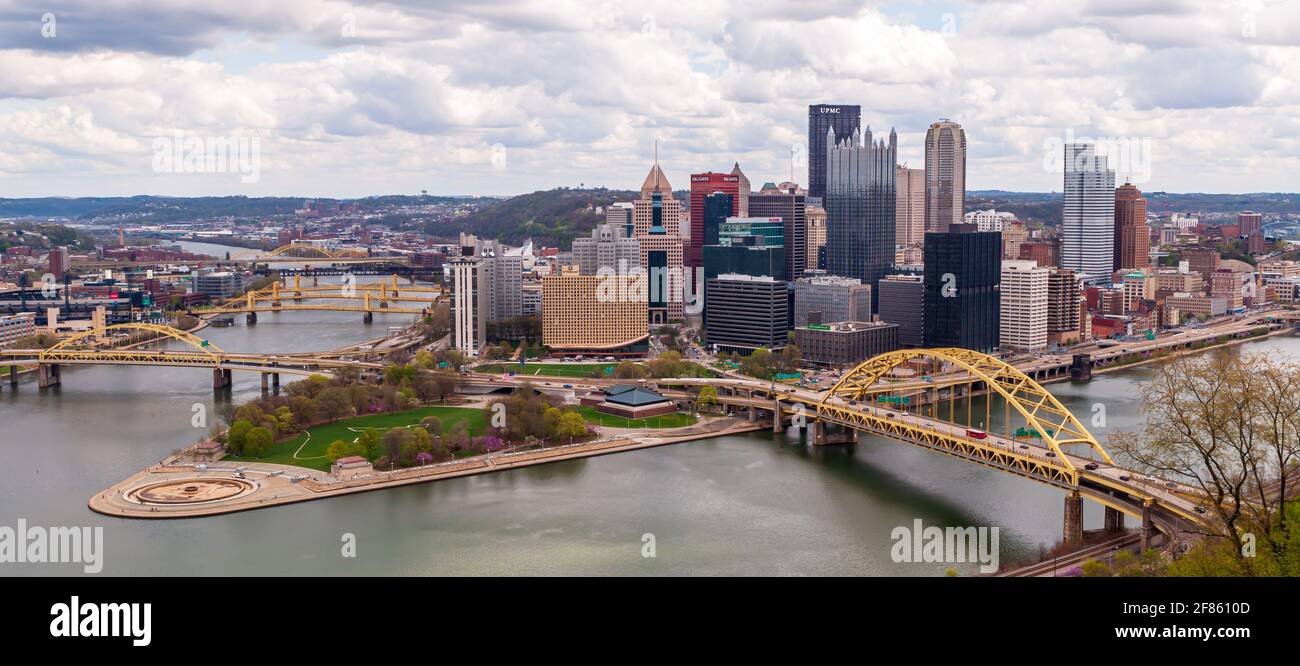 Il centro di Pittsburgh, Pennsylvania, USA e il punto in cui Allegheny e Monongahela si incontrano per formare il fiume Ohio Foto Stock