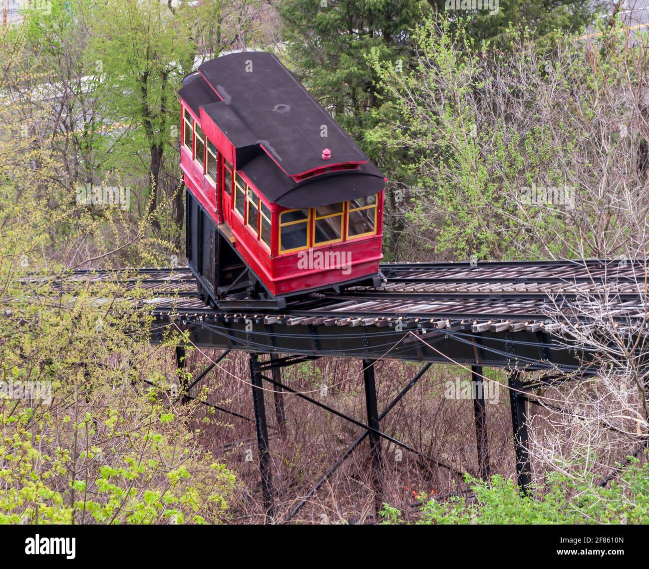 Una funivia sulla Duquesne Incline che viaggia fino alla stazione di Mt Washington, Pittsburgh, Pennsylvania, USA Foto Stock