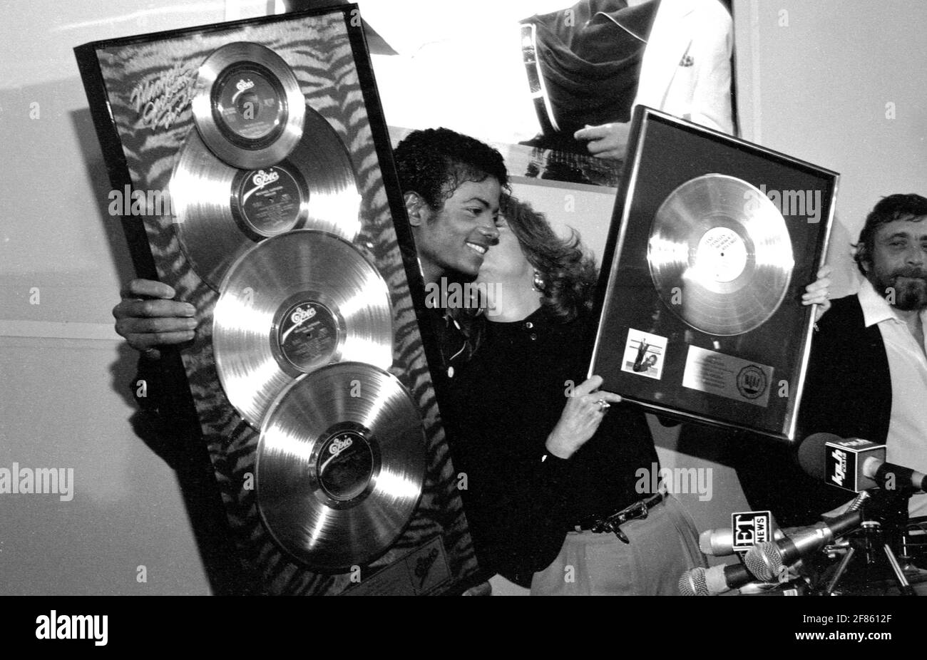 Michael Jackson ha ricevuto un Platinum Award per 'Thriller' da Jane fonda 25 febbraio 1983 Credit: Ralph Dominguez/MediaPunch Foto Stock
