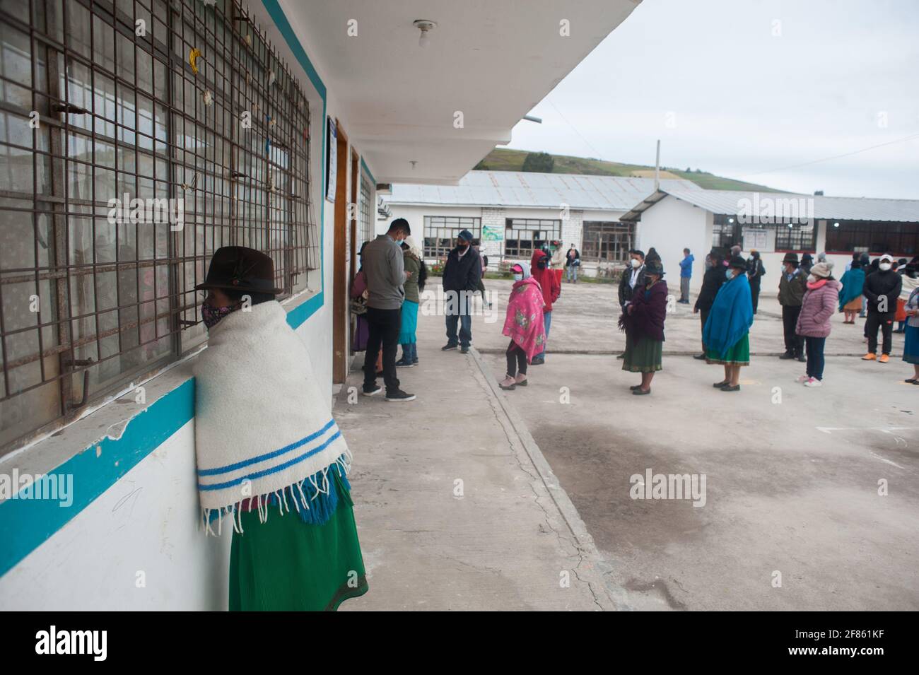 Quito, Ecuador. 11 Apr 2021. La gente attende in fila per esprimere il proprio voto durante le elezioni.nella parrocchia indigena di Cancaghua vicino a Cayambe, nella provincia di Pichincha, persone provenienti da diverse comunità si trasferiscono nell'unità educativa di jose antonio Vallejo per esercitare i propri diritti. Questa domenica viene eletto il nuovo governatore dell’Ecuador. (Foto di Juan Diego Montenegro/SOPA Images/Sipa USA) Credit: Sipa USA/Alamy Live News Foto Stock