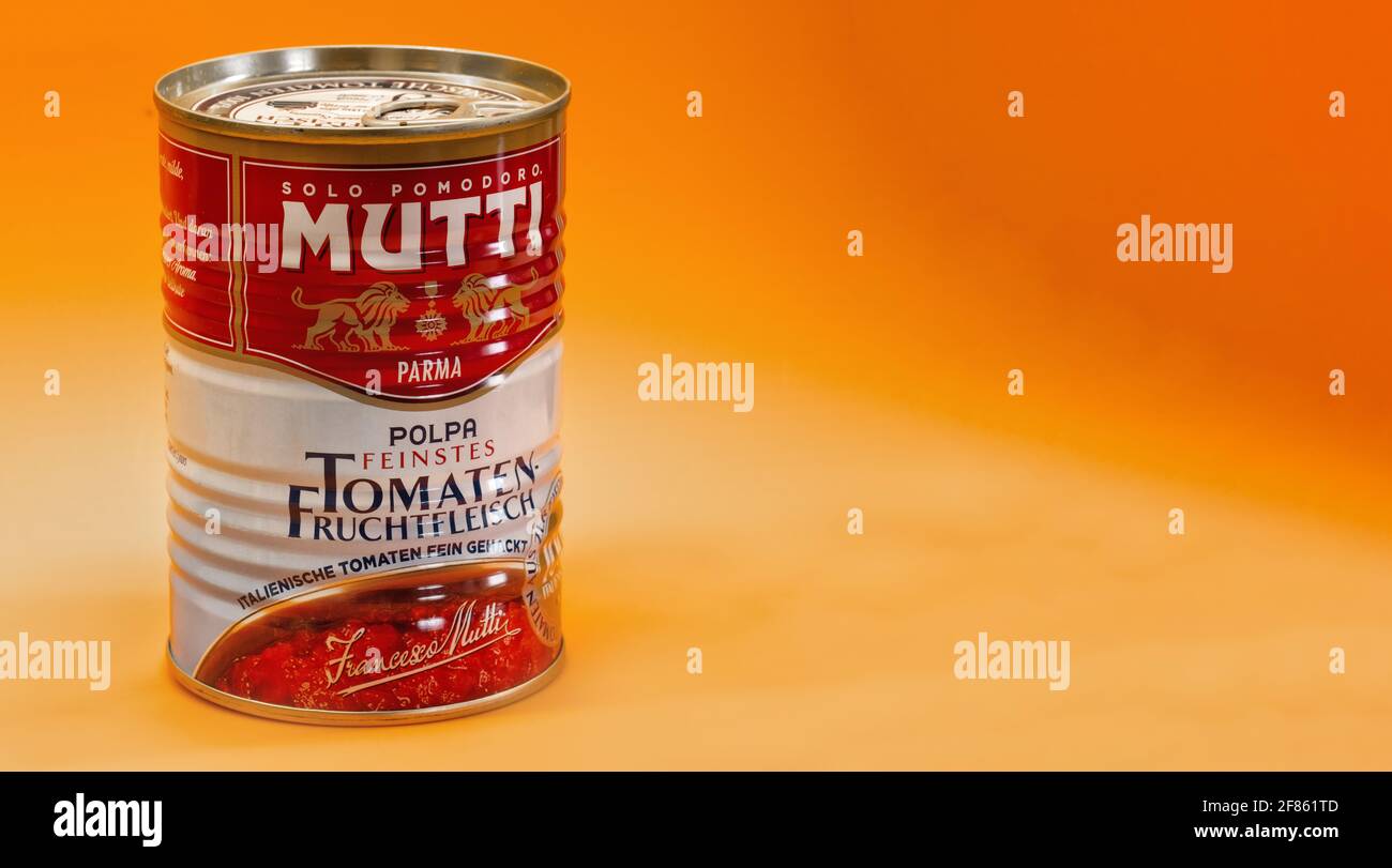 Tomaten Fruchtfleisch (polpa di pomodoro) di Mutti. Mutti - industria Conserve alimentari alimentari alimentari alimentari alimentari conservanti è un'azienda italiana specializzata in conserve, partic Foto Stock