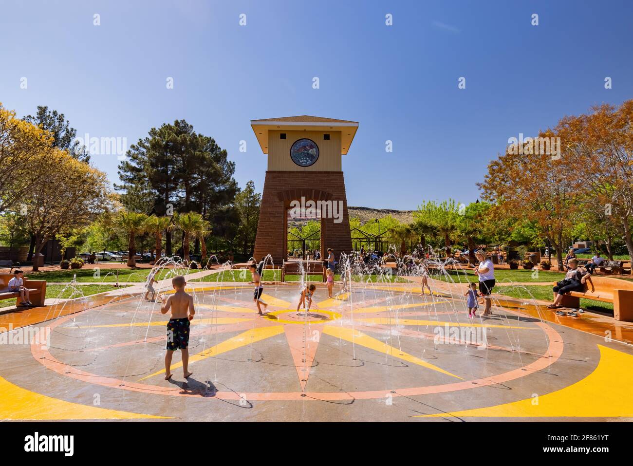 Utah, Apr 10, 2021 - molti bambini giocano nel St George Splash Pad del Town Square Park Foto Stock