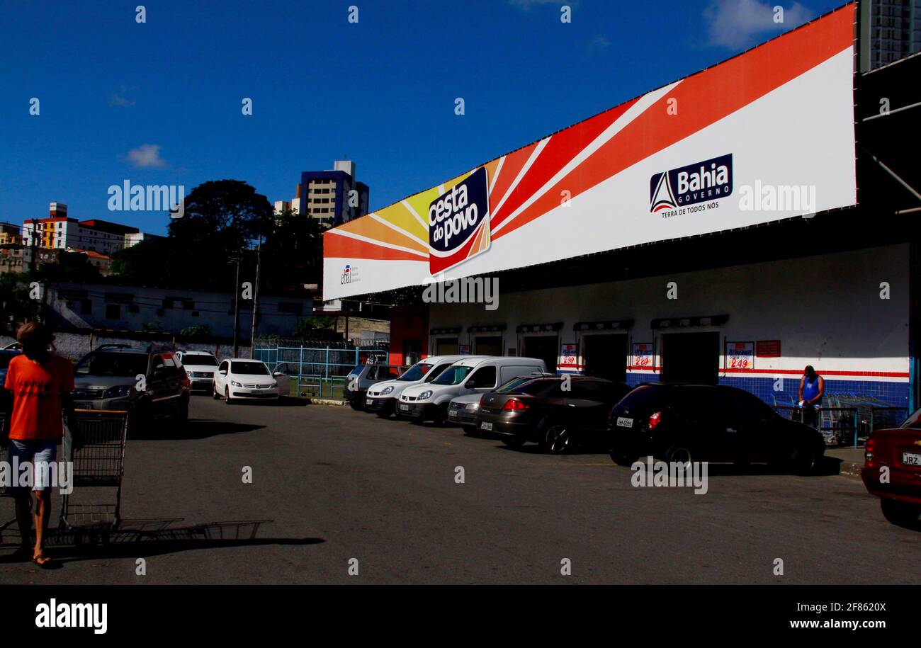 salvador, bahia / brasile - 25 ottobre 2013: Facciata del supermercato Cesta do Povo, su Avenida Ogunja nella città di Salvador, gestito da Empresa Ba Foto Stock
