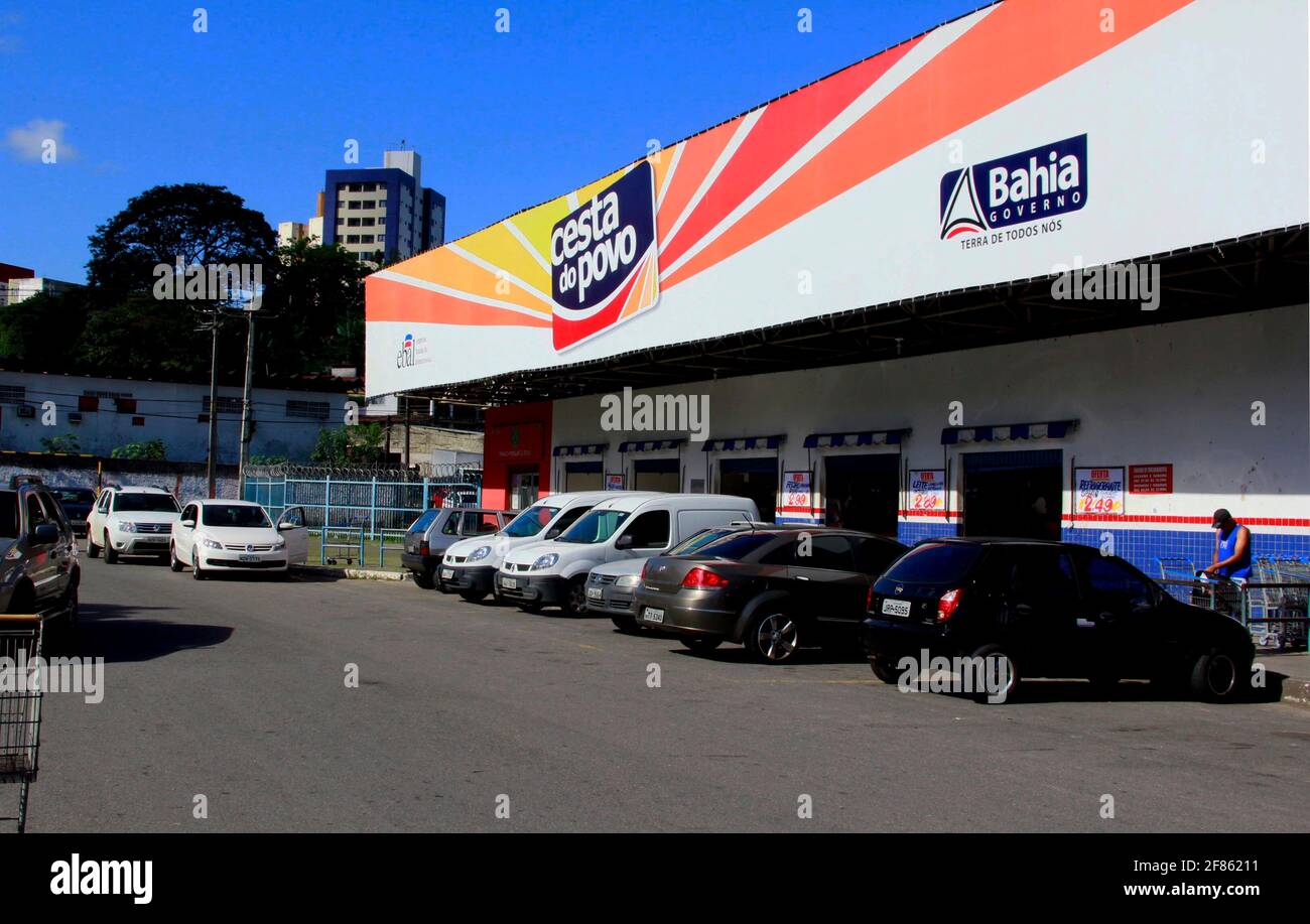salvador, bahia / brasile - 25 ottobre 2013: Facciata del supermercato Cesta do Povo, su Avenida Ogunja nella città di Salvador, gestito da Empresa Ba Foto Stock
