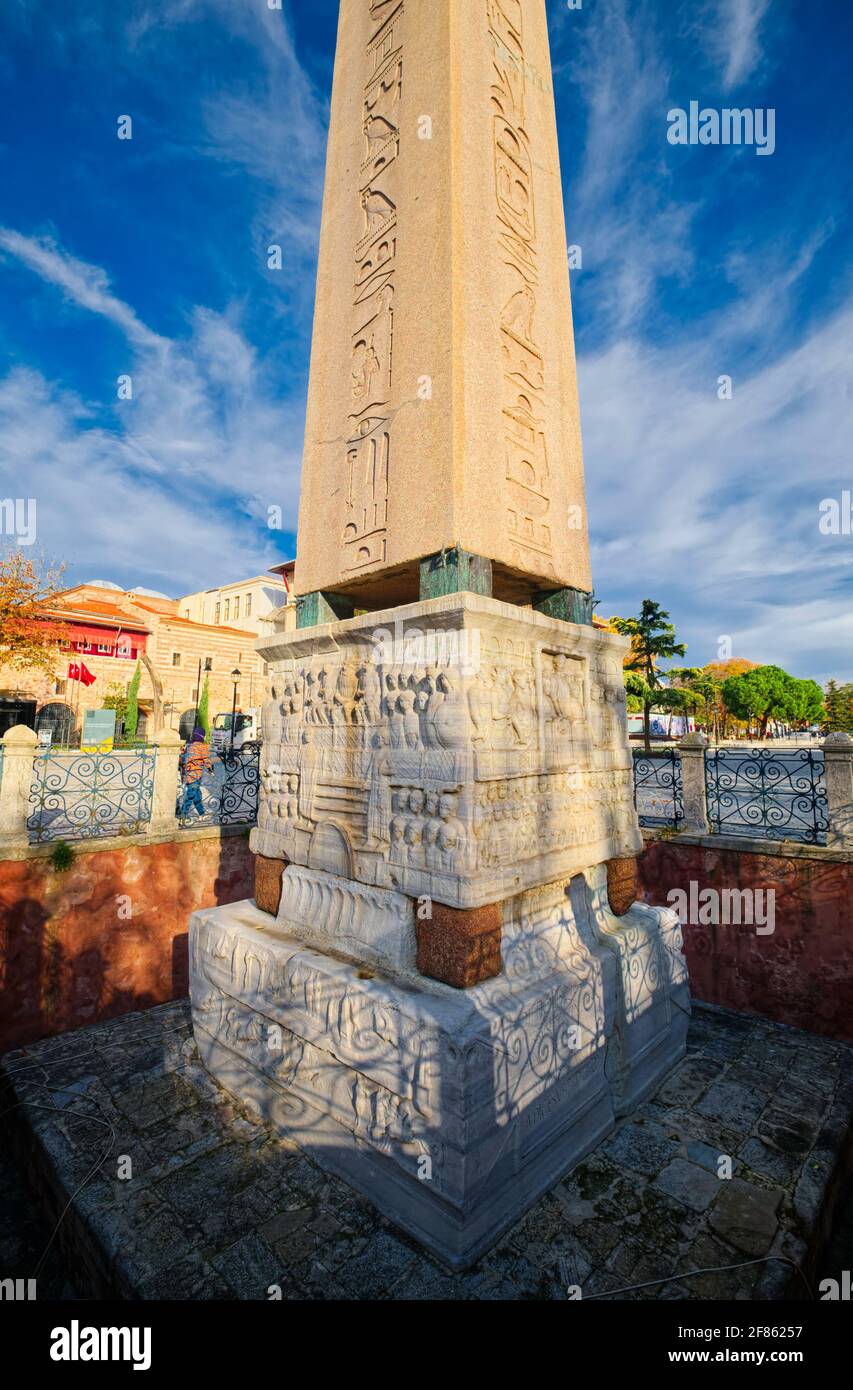 Il monumento sorge su un piedistallo in marmo e raffigura l'imperatore bizantino Teodosio i e la gente che guarda le corse. È anche possibile se Foto Stock