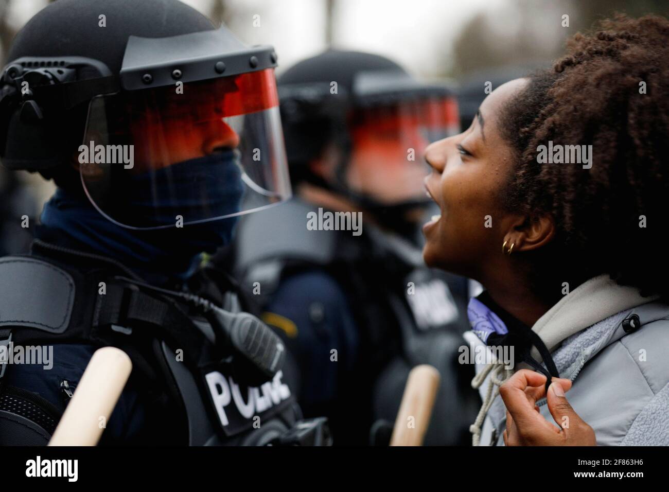 Un manifestante affronta la polizia durante una protesta dopo che la polizia avrebbe sparato e ucciso un uomo, che i media locali sono identificati dalla madre della vittima come Daunte Wright, nel Brooklyn Center, Minnesota, Stati Uniti, aprile 11, 2021. REUTERS/Nick Pfosi Foto Stock