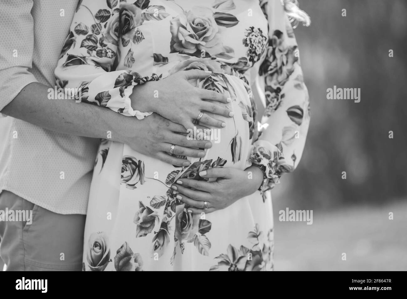 Primo piano di una coppia sposata in attesa del loro futuro bambino Foto Stock