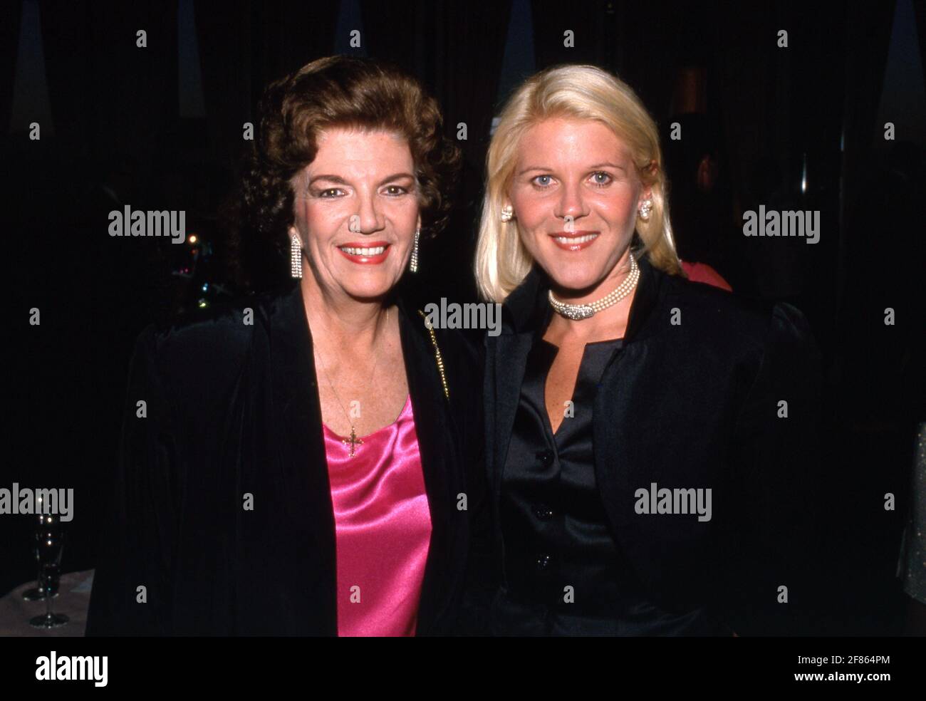 Carmen Zapata e Alley Mills Circa 1980's Credit: Ralph Dominguez/MediaPunch Foto Stock