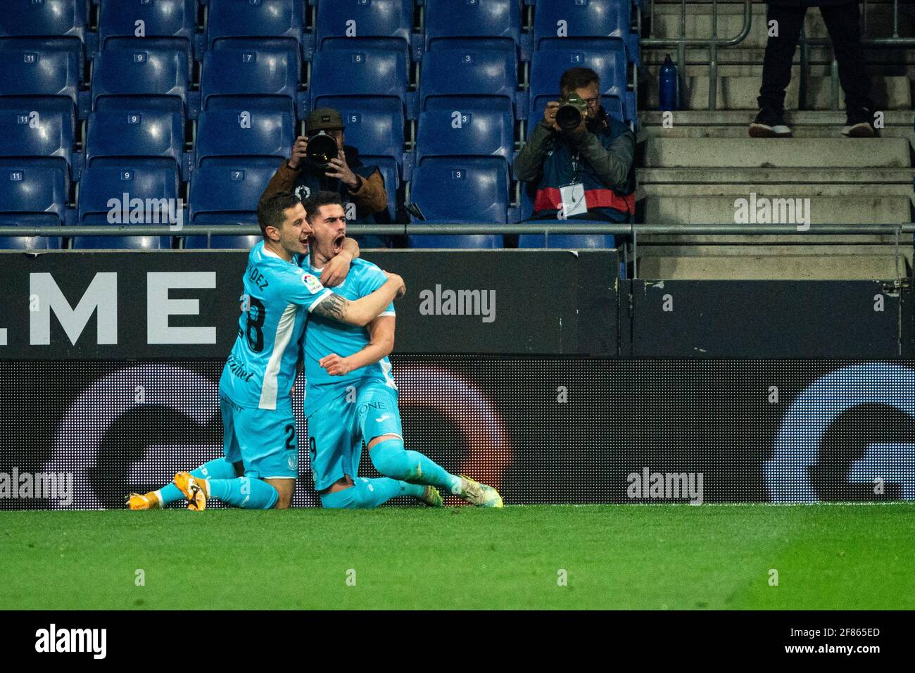 Cornella, Spagna. 11 Apr 2021. I giocatori di Leganes festeggiano un gol durante una partita di calcio spagnola della seconda divisione tra RCD Espanyol e CD Leganes a Cornella, Spagna, 11 aprile 2021. Credit: Joan Gosa/Xinhua/Alamy Live News Foto Stock