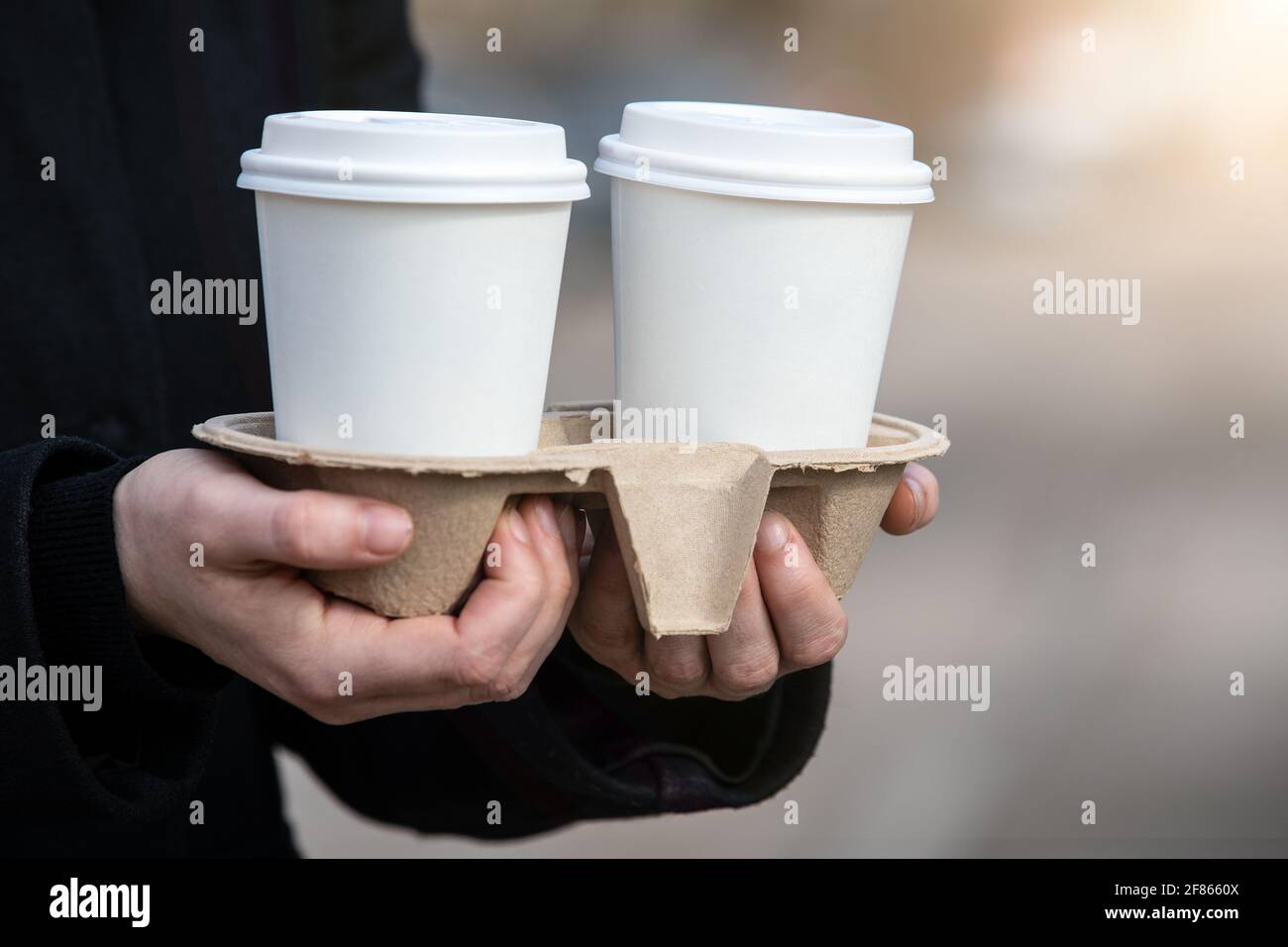Tazze di carta da togliere. La mattina presto, la colazione e l'inizio della giornata lavorativa. Foto Stock