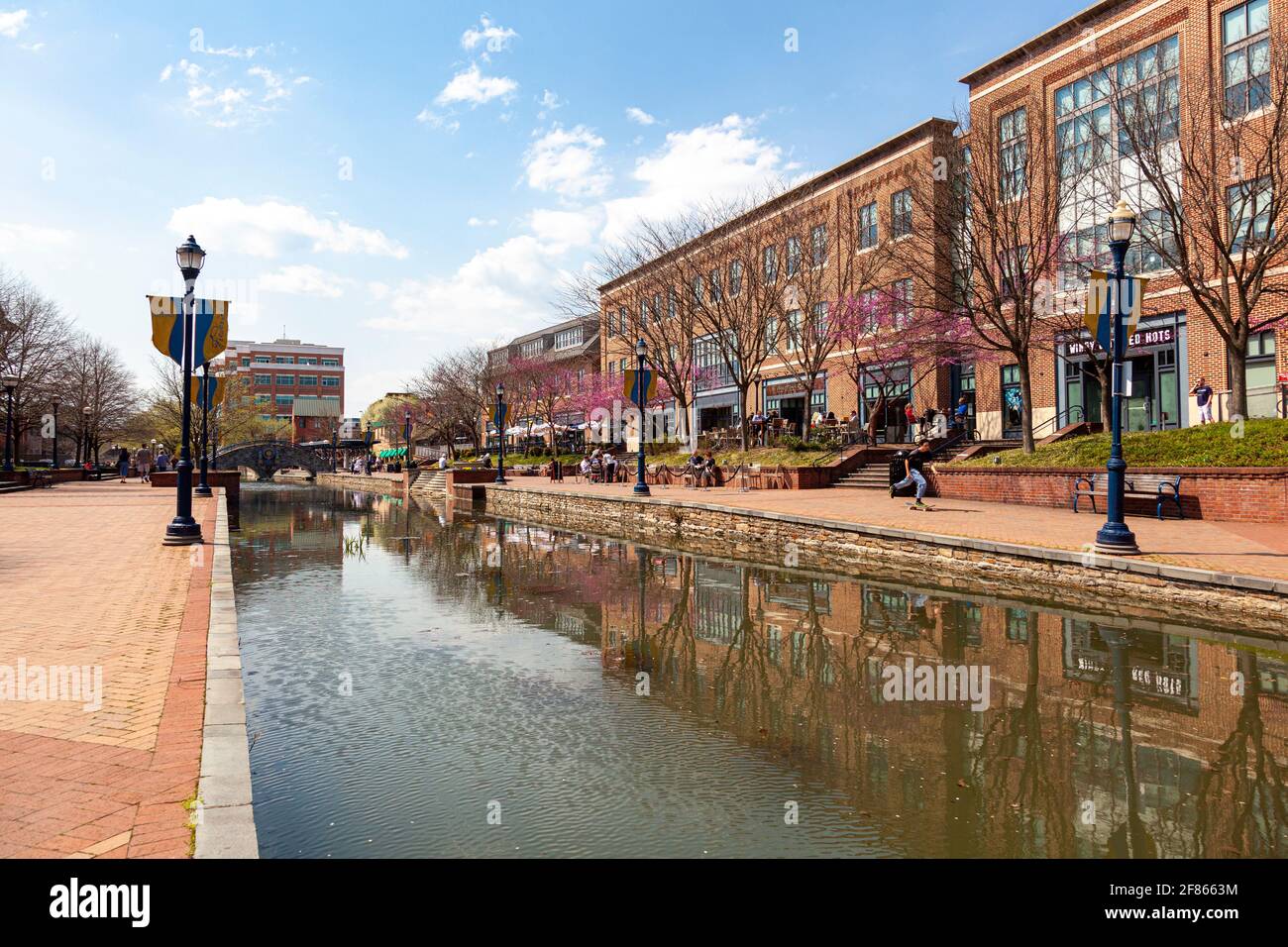 Frederick, MD, USA 04-07-2021: Vista di primavera di giorno del popolare parco cittadino chiamato Carroll Creek Park nel quartiere storico di Frederick con negozi e. Foto Stock