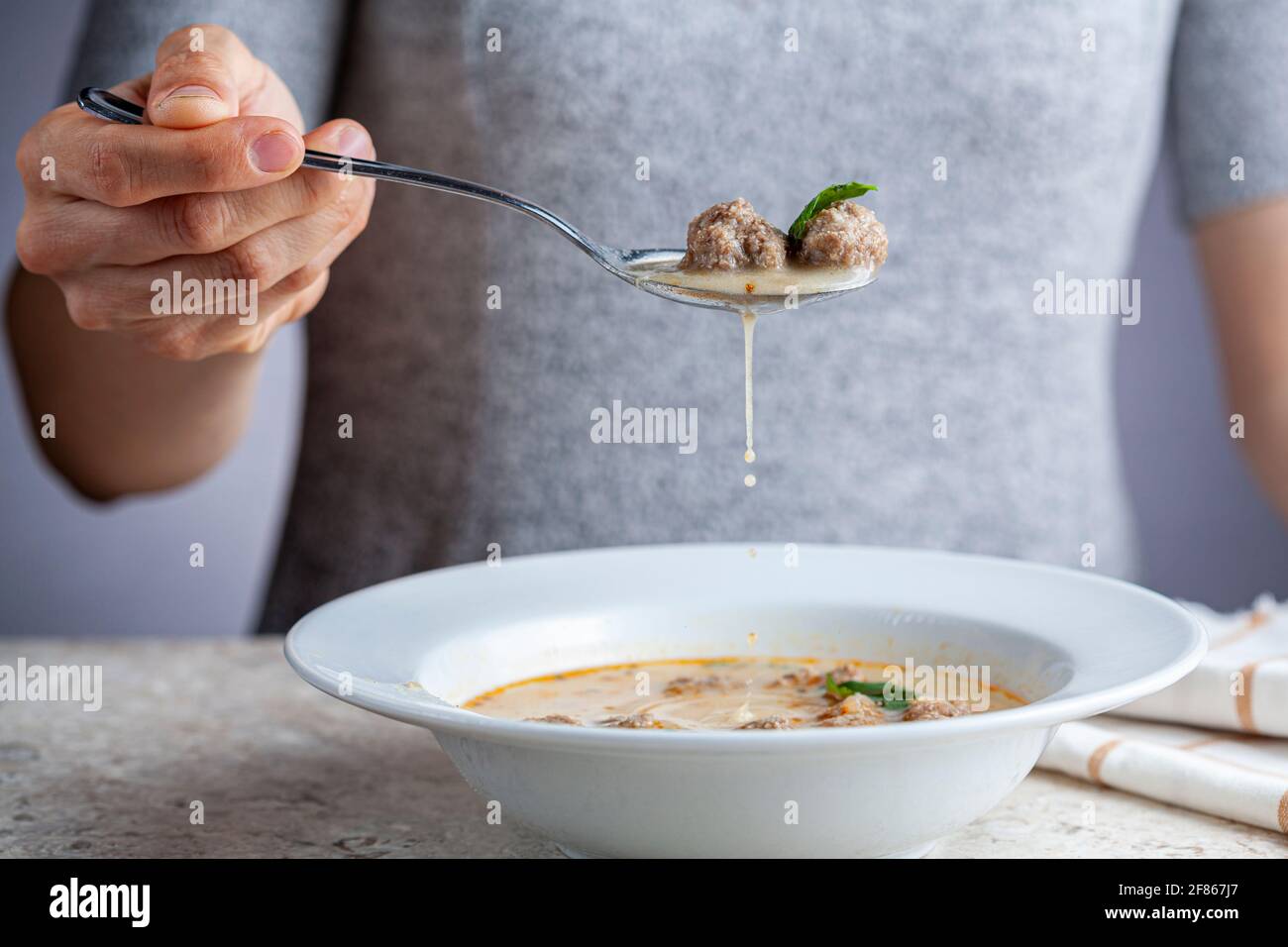 Zuppa di polpette turche (Terbiyeli kofte corbasi ) È un piatto popolare in Turchia dove polpette fatte con carne macinata e riso vengono cotti in brodo con e. Foto Stock