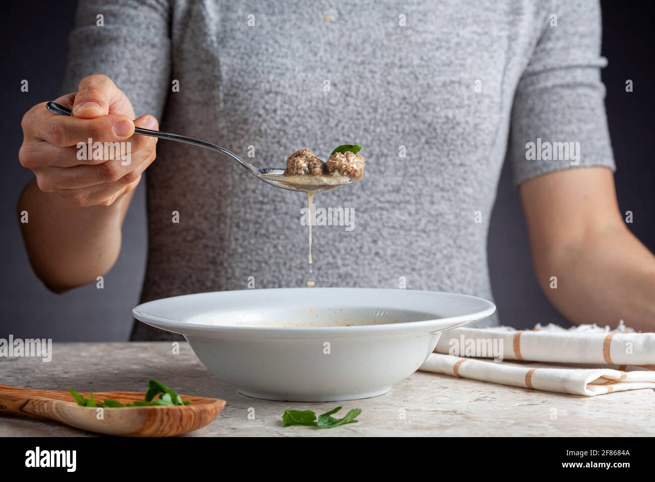 Zuppa di polpette turche (Terbiyeli kofte corbasi ) È un piatto popolare in Turchia dove polpette fatte con carne macinata e riso vengono cotti in brodo con e. Foto Stock