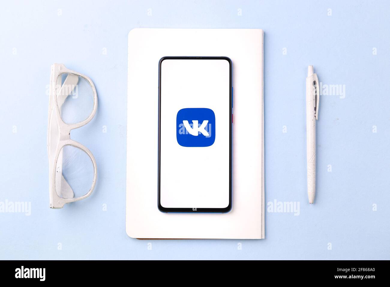 Assam, india - 10 Aprile 2021 : il logo VK sull'immagine di riserva dello schermo del telefono. Foto Stock