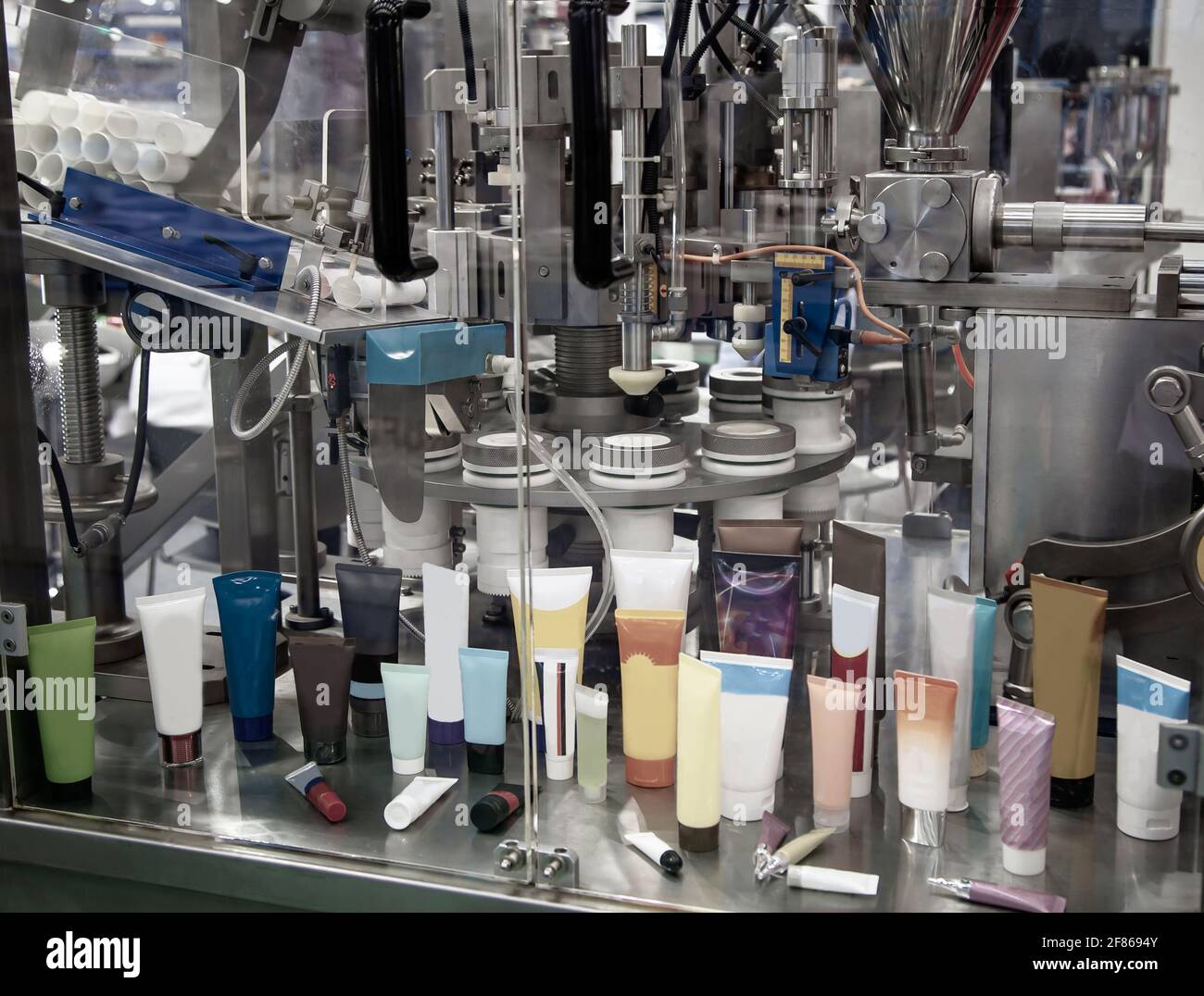 Processo di riempimento e sigillatura automatico di tubi cosmetici. Industria farmaceutica Foto Stock