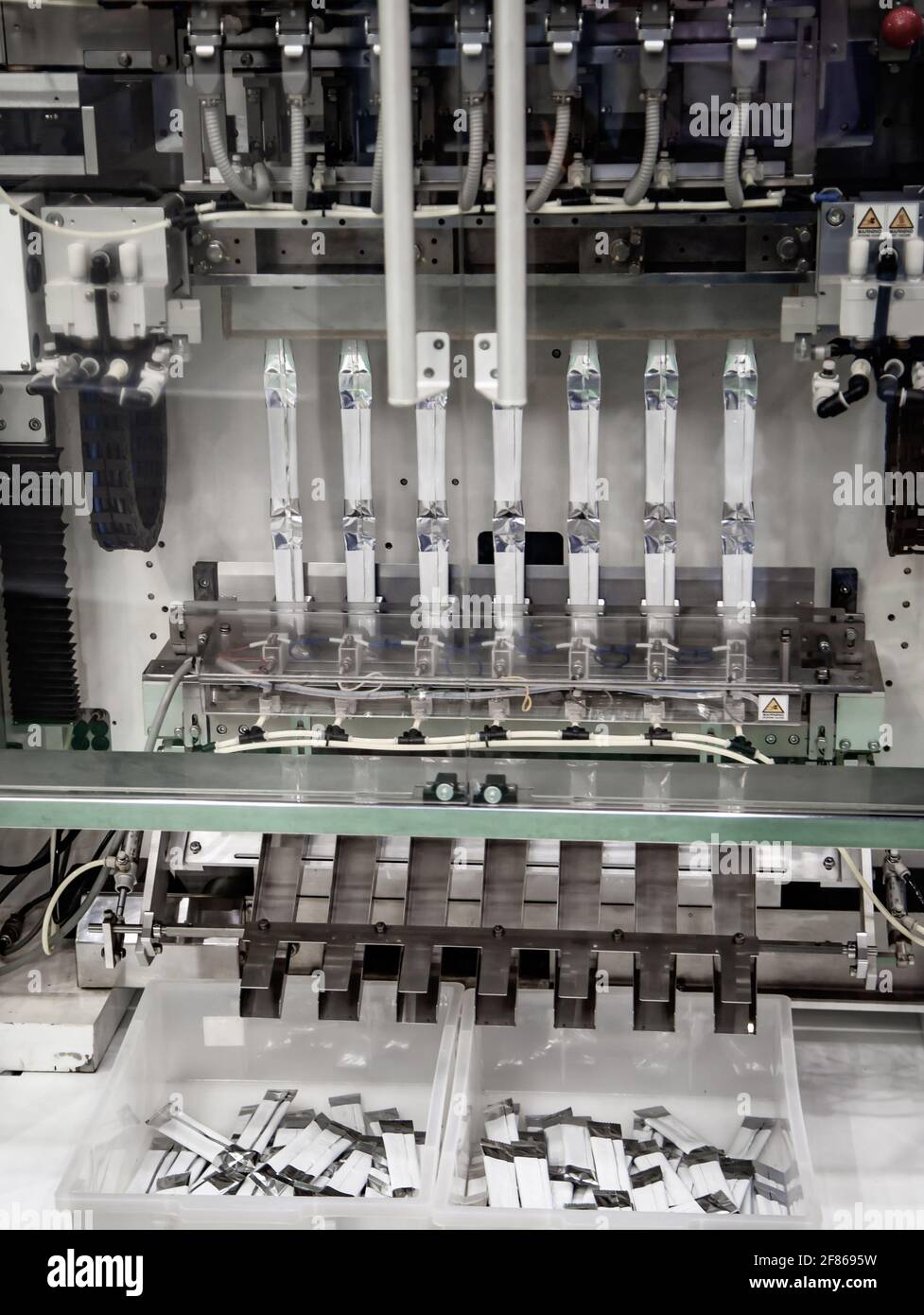 Macchina automatica di confezionamento e sigillatura verticale per salsa, polvere, bustina di spezie Foto Stock