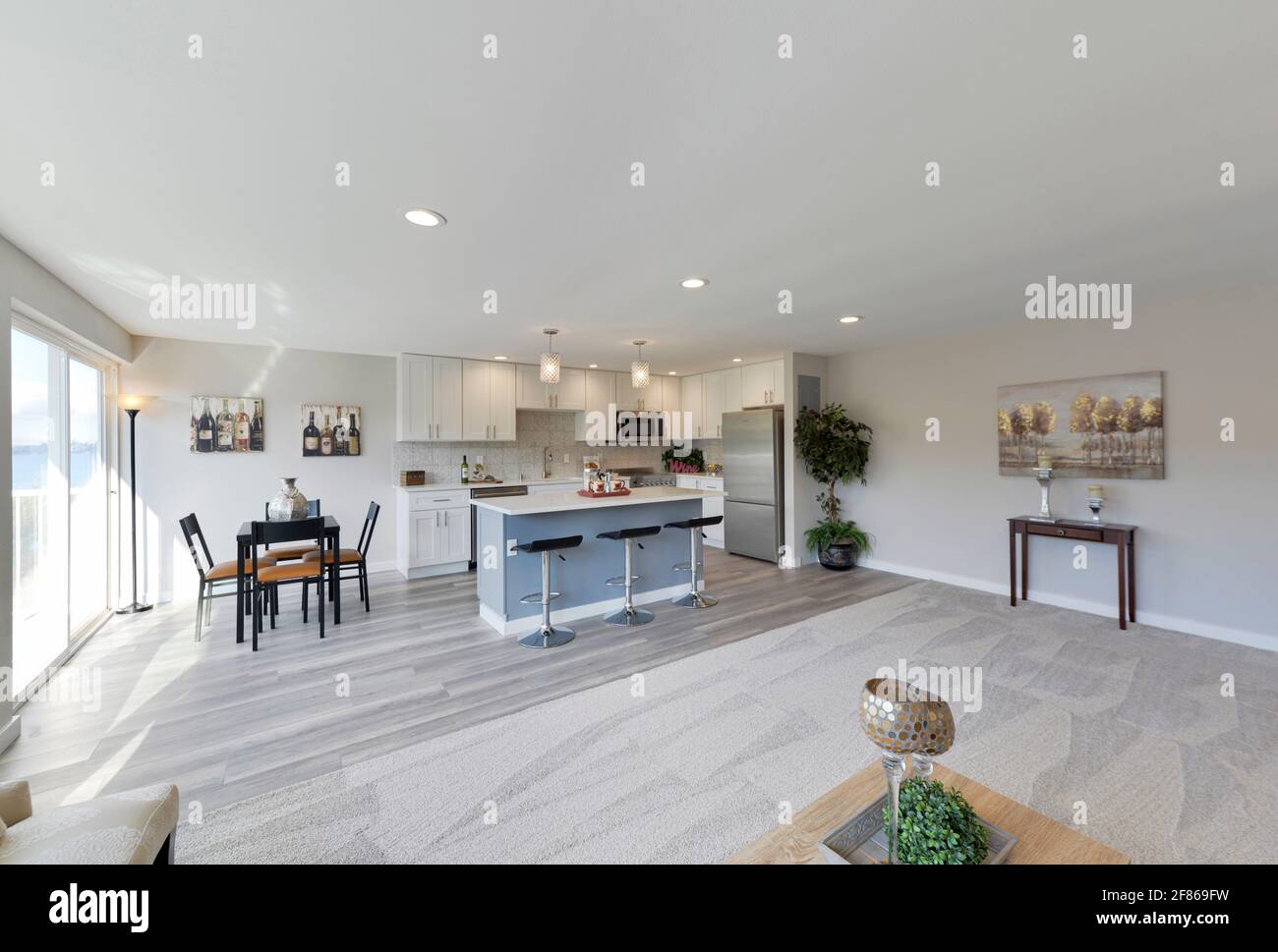 Moderno soggiorno residenziale, cucina e sala da pranzo interno Foto Stock