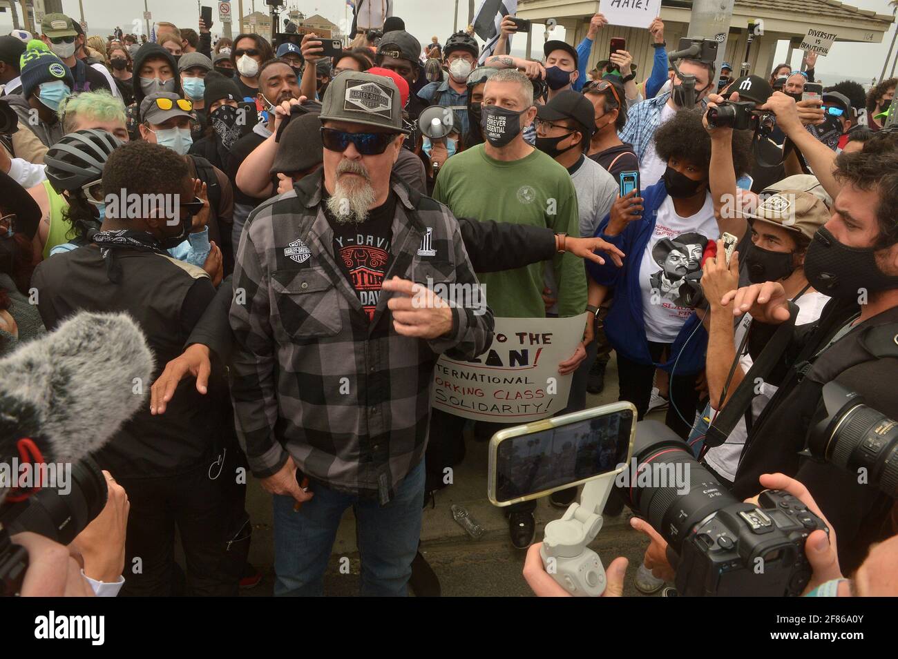 I dimostranti della materia Black Lives si trovano a Huntington Beach, California, domenica 11 aprile 2021. I manifestanti di BLM hanno occupato Pier Plaza per evitare che il gruppo WLM manifesti la loro presenza. Il raduno della WLM faceva parte di un gruppo nazionale di proteste programmate in una manciata di città in tutto il paese per combattere ciò che gli organizzatori vedono come la minaccia alla corsa bianca dal multiculturalismo e ciò che essi hanno denominato come il bias 'anti-bianco' nei media, nel governo e nell'istruzione. Foto di Jim Ruymen/UPI Foto Stock