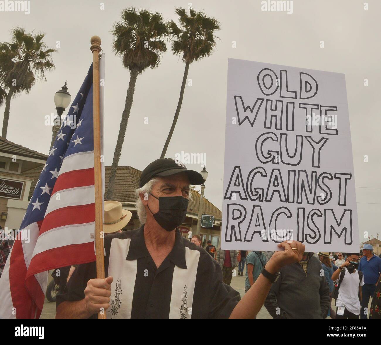 I dimostranti della materia Black Lives si trovano a Huntington Beach, California, domenica 11 aprile 2021. I manifestanti di BLM hanno occupato Pier Plaza per evitare che il gruppo WLM manifesti la loro presenza. Il raduno della WLM faceva parte di un gruppo nazionale di proteste programmate in una manciata di città in tutto il paese per combattere ciò che gli organizzatori vedono come la minaccia alla corsa bianca dal multiculturalismo e ciò che essi hanno denominato come il bias 'anti-bianco' nei media, nel governo e nell'istruzione. Foto di Jim Ruymen/UPI Foto Stock