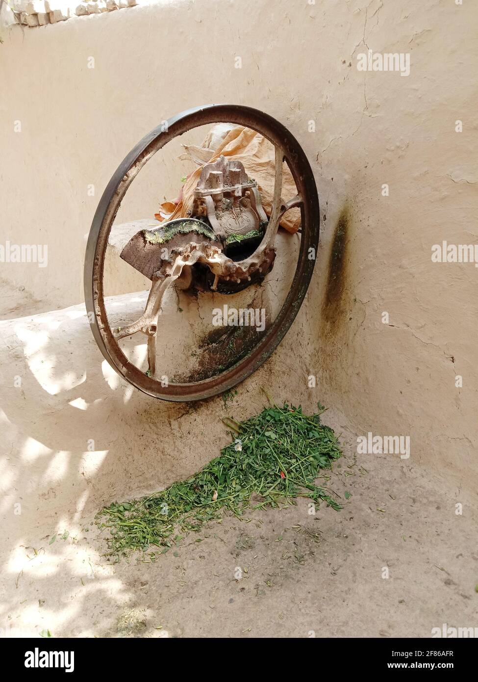 (Desi Toka) foraggio manuale taglierina con fango muro closeup, puro villaggio di vita sfondo Foto Stock