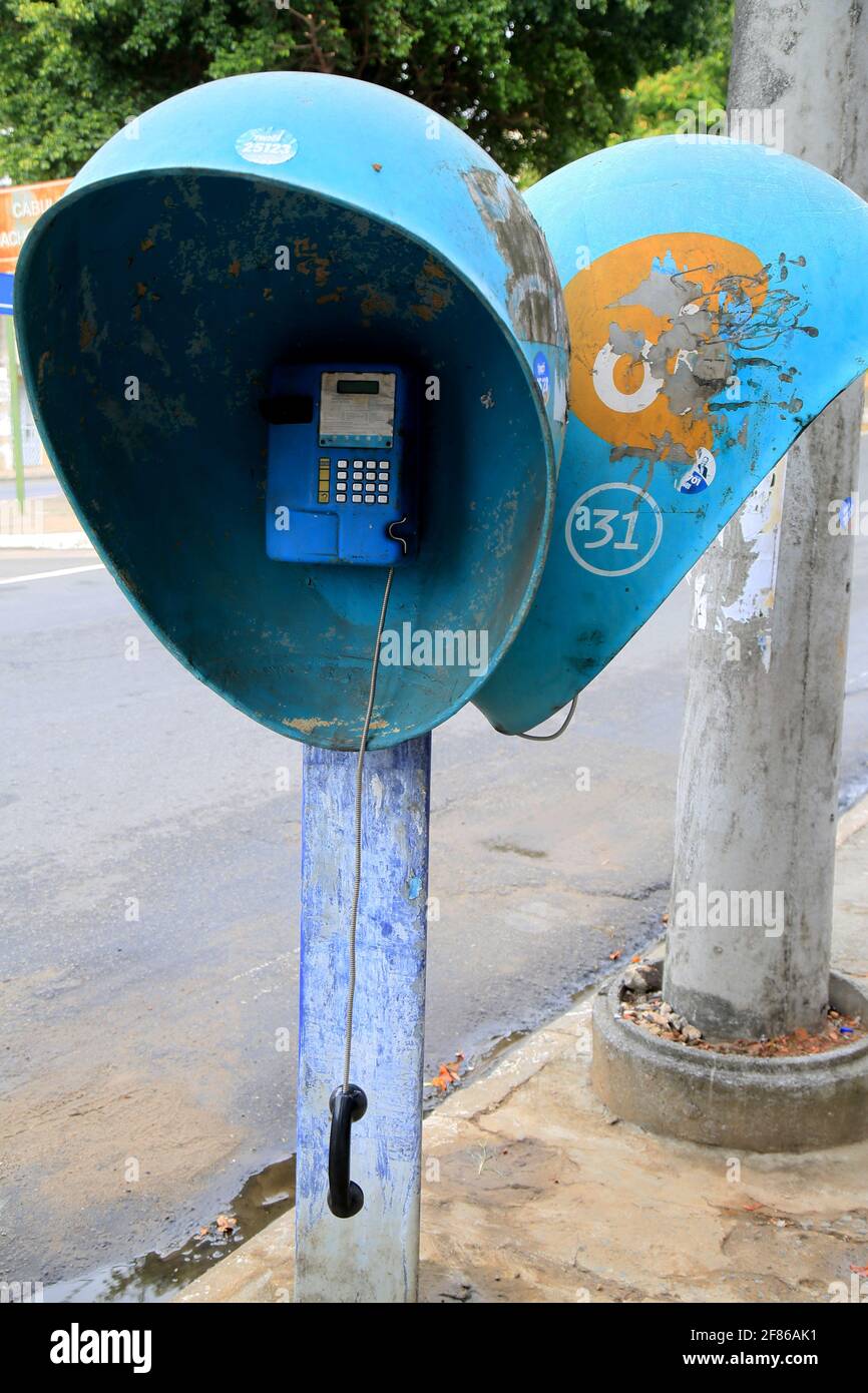 salvador, bahia, brasile - 8 gennaio 2021: Telefono pubblico difettoso è visto nel quartiere di Cabula nella città di Salvador. Foto Stock