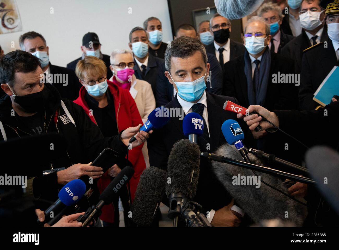 Rennes, Francia. 11 Apr 2021. Il Ministro degli interni francese Gerald Darmanin visita a Rennes, nella Francia occidentale, domenica 11 aprile 2021, dopo che le etichette islamofobiche sono state scoperte sulle pareti e sulle finestre poco prima della preghiera delle 6 del mattino. Il segretario di casa Gerald Darmanin ha reagito in un tweet, chiamando le registrazioni 'inaccettabili'. "Tutta la mia solidarietà con i musulmani del nostro Paese", ha scritto. Foto di Vincent Feuray/ABACAPRESS.COM Credit: Abaca Press/Alamy Live News Foto Stock