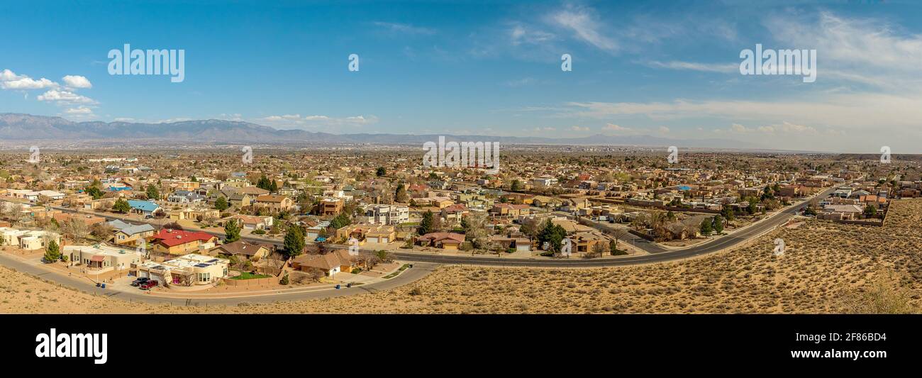 Vivere a sud-ovest. Albuquerque Metro Area Residential Panorama con la vista dei Monti Sandia in lontananza. Petroglyph National Monument Foto Stock