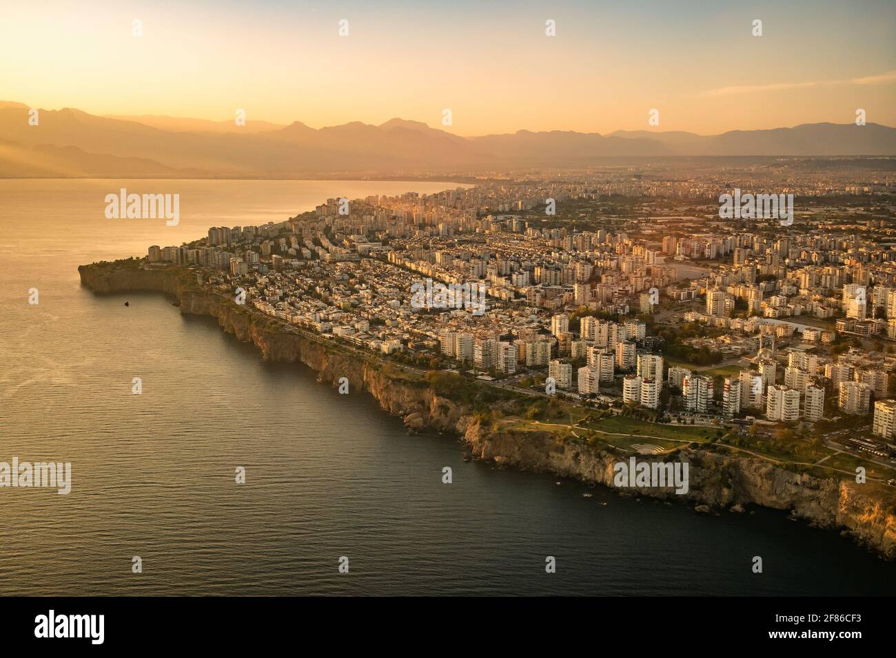 Paesaggio urbano di Antalya visto dalla finestra dell'aeroplano al tramonto, Turchia Foto Stock